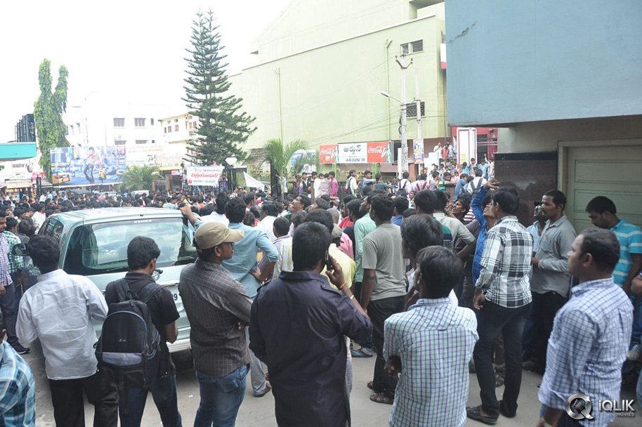 Pilla-Nuvvu-Leni-Jeevitham-Movie-Team-Visits-Viswanath-Theatre